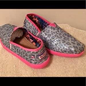 Lil BOBS from Skechers silver print w/ pink trim